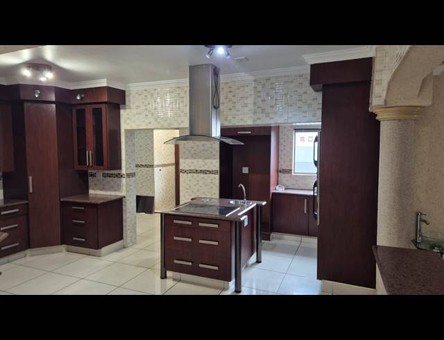 5 BEDROOM HOUSE FOR SALE IN HELDERWYK